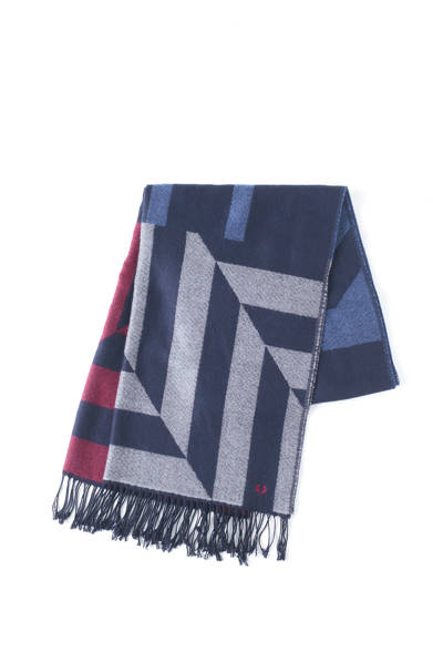 ビッグヘリンボーンとユニオンジャックをオリジナル柄にアレンジしたアクリル素材の大判ストール。ブルーとグレー、エンジが幾何学的に配されたデザインは、着こなしのアクセントに。<br /><br />8400円<br />フレッドペリーショップ原宿<br />Tel.03-5770-6920