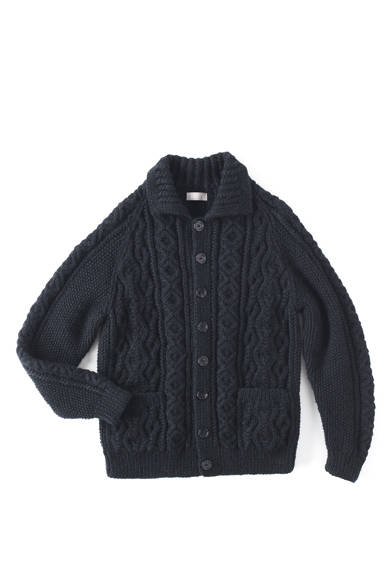 スコットランドのニットメーカー、インバーアランに別注したカーディガン。ここ2、3年アウターとして確固たる地位を築きつつあるいわゆる「ざっくりニット」。オーセンティックなケーブル編み、ホーンボタン（バッファローの角を加工したもの）など、温かみに溢れた一着だ。<br /><br />6万9300円<br />アングローバル<br />Tel.03-5467-7874