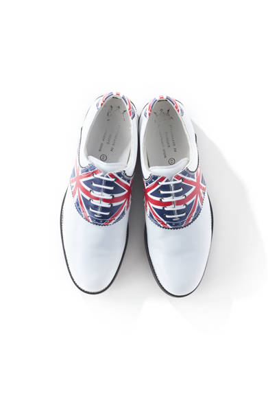 ポルトガルの工房で職人が手作業で制作するゴルフシューズ。アッパーとソールに防水加工が施されている。写真のホワイトベースのほかに、ブラックベースのものがある。<br /><br />3万9900円<br />ビームス＆ウィンズ 有楽町<br />Tel.03-5221-6001