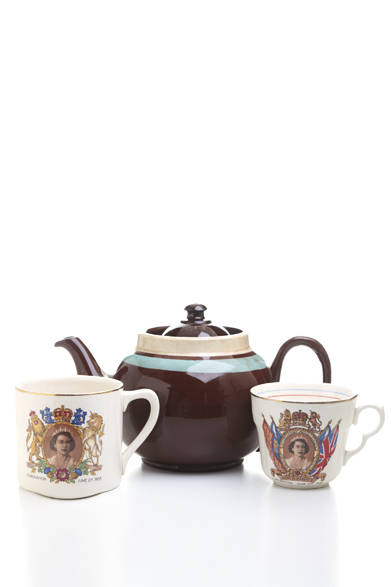 今年2月に麻布十番にオープンした英国のビンテージ家具、雑貨を扱う「brownie and tea room」は、エリザベス女王即位60周年を記念して、戴冠の当時に作られたマグ＆ティーカップを豊富にラインナップ。ほかにもビンテージのティーポットやブランケットなど温もりあるアイテムが揃う。<br /><br />ティーポット 8500円<br />マグカップ（左）4200円<br />ティーカップ 3780円<br />brownie and tea room<br />Tel.03-3454-3786