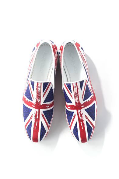 こちらも英国イヤーを祝して企画されたシリーズで、大胆に全面をユニオンジャックで覆ったスリップオンシューズ。先に掲載したユニオンジャックのiPadケースやウォレットとコーディネートすれば完璧なる英国愛国者に!?<br /><br />8万7150円<br />ジミー チュウ<br />Tel.03-5413-1150