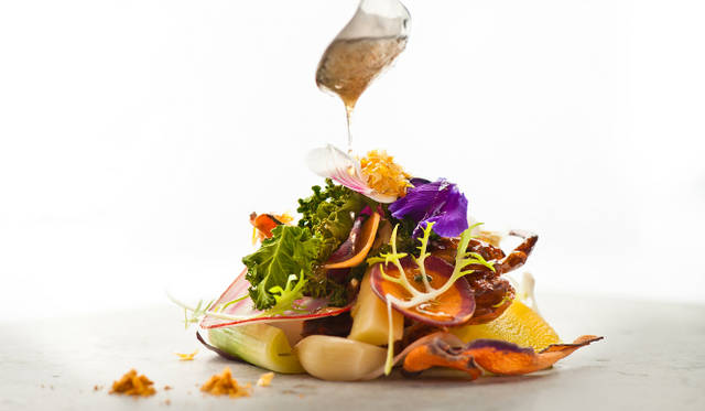 <strong>Secrets behind the Success｜本田直之</strong>　「フランセン・リンドベリは、2ツ星にしてはカジュアルなお店で、北欧らしく料理もすごくシンプルなんですが、お客を驚かせる趣向がなされているんです。たとえば、パンの材料が登場したとおもったら、それが発酵して目の前でパンができあがるみたいな」　© frantzen/lindeberg