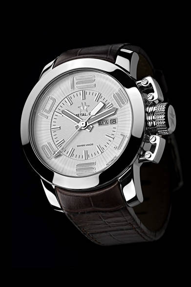 “クラシック”という普遍的な美しさをデザインテーマとするメタル.CH初のオートマチック コレクション、新作「グランド クラシック」が登場した。カジュアルウォッチのなかでも高品質なスイスメイドの時計を打ち出す、メタル.CHが自信をもって発表する1本である。ブランドを象徴するダブルプロテクションシステムを備えたリュウズがより短いデザインに変更されたり、ダイアル中央には太陽の光をイメージしたギョーシェ装飾が強調されるなど、クラシカルな魅力に溢れたデザインに仕上がっている。<br /><br /><strong>グランド クラシック</strong><br />11万250円<br />自動巻き、直径44mm、ステンレススティール、2012年10月発売予定<br /><br />GMインターナショナル<br />Tel.03-5828-9080