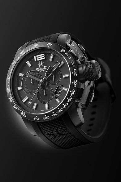 2009年に誕生して以来、不動の人気を誇る「クロノスポーツ」シリーズから登場した、初の世界限定モデル。メタル.CHの特長であるダブルプロテクションリューズガードはそのままに、フルブラックカラーを効かせた47mmケース。そこにさらにホワイトカラーのインデックスやタキメーターで、力強さと精悍な印象を生み出したクロノグラフだ。<br /><br /><strong>クロノスポーツ リミテッドエディション</strong><br />9万9750円<br />クォーツ、直径47mm、SS（ブラックPVD加工）、世界限定300本、2012年8月発売予定<br /><br />GMインターナショナル<br />Tel.03-5828-9080