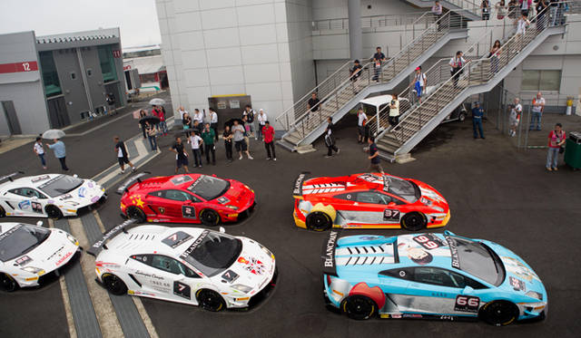 <strong>Lamborghini Blancpain Super Trofeo｜ランボルギーニ・ブランパン・スーパートロフェオ</strong><br />セパン・サーキットで開催されたシリーズ初戦につづき、日本へ舞台を移した第2戦には18台のレーシング・ブルが参戦。