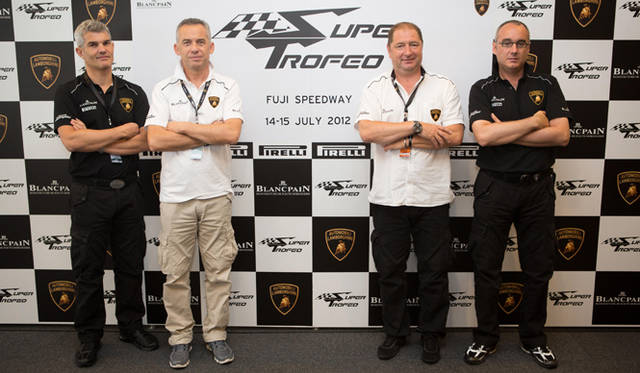 <strong>Lamborghini Blancpain Super Trofeo｜ランボルギーニ・ブランパン・スーパートロフェオ</strong><br />（左から）ランボルギーニジャパン代表エジナルド・ベルトリ氏、R&Dディレクターのモーリチオ・レジアーニ氏、ブランパン副社長のアラン・デラムラ氏、ランボルギーニ・ブランパン・スーパートロフェオ・アジアシリーズ・コーディネーターのクリスチアーノオ・インベルニ氏。
