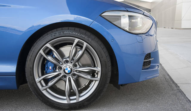 <strong>BMW M135i｜ビー・エム・ダブリュー M135i</strong><br />タイヤはフロント 225/40 R18 88Y  リヤ 245/35 R18 88Y