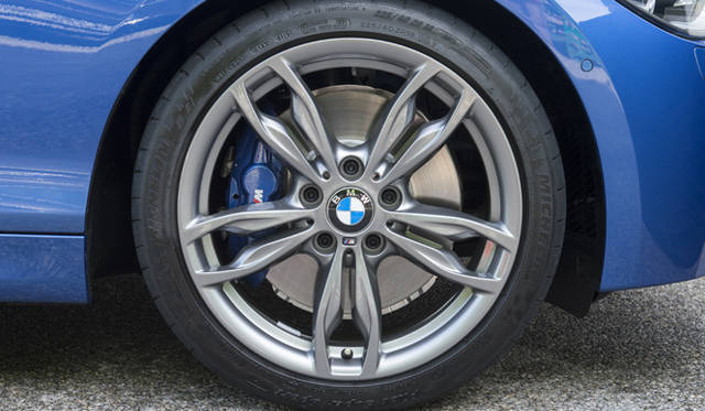 <strong>BMW M135i｜ビー・エム・ダブリュー M135i</strong><br />タイヤはフロント 225/40 R18 88Y  リヤ 245/35 R18 88Y