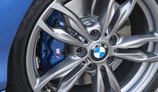 <strong>BMW M135i｜ビー・エム・ダブリュー M135i</strong><br />18インチのダブルスポークホイール　ブルーのブレーキキャリパーが特徴