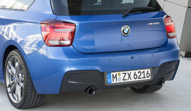 <strong>BMW M135i｜ビー・エム・ダブリュー M135i</strong><br />テールパイプは左右に一本ずつ配置されている　アンダーガードも通常の1シリーズとことなる