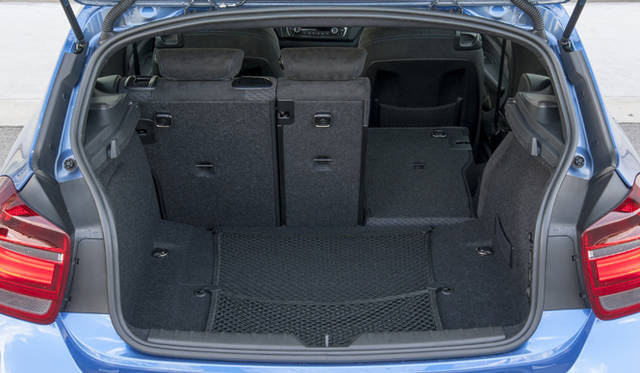 <strong>BMW M135i｜ビー・エム・ダブリュー M135i</strong><br />3分割可倒式シートを倒せば 360リットルの荷室は 1,200リットルまで広がる