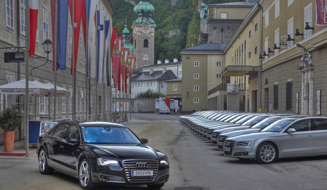 <strong>Audi｜アウディ</strong>　すらりと並んだ、ゲストの送迎サービスに使われたAudi A8。壮観！