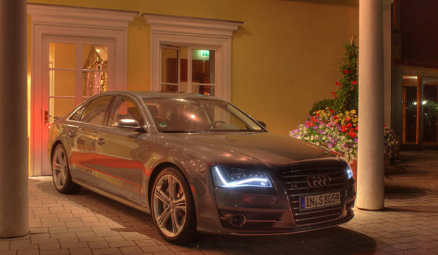 <strong>Audi｜アウディ</strong>　ホテルでゲストを待つAudi A8