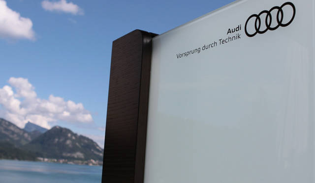 <strong>Audi｜アウディ</strong>　ホテルの湖畔に立てられたロゴマーク