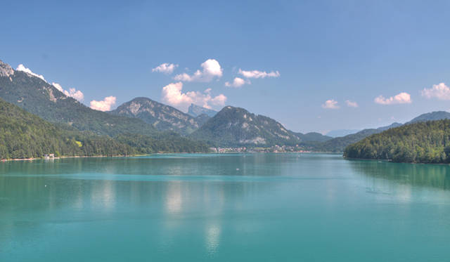 <strong>Audi｜アウディ</strong>　山のなかのゲストのホテルは湖畔に建つシェラトン