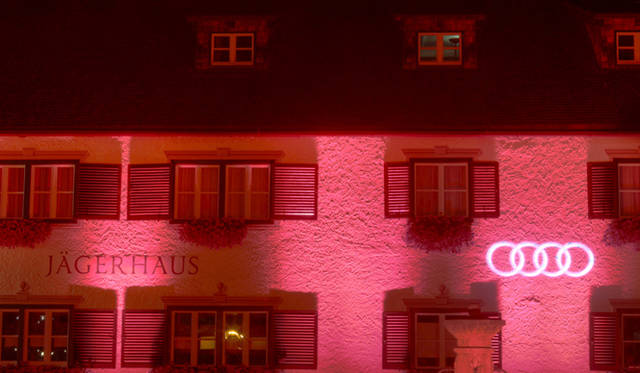 <strong>Audi｜アウディ</strong>　オペラが終わった後に催されたパーティ会場は赤く美しく照らされていた
