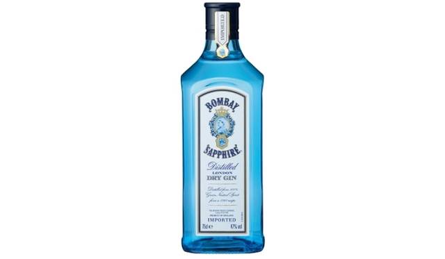 <strong>BOMBAY SAPPHIRE BLUE OASIS BAR｜ボンベイサファイア　ブルーオアシスバー</strong>　澄んだ青いボトルでおなじみのプレミアムジン、ボンベイ・サファイアが今回の主役だ