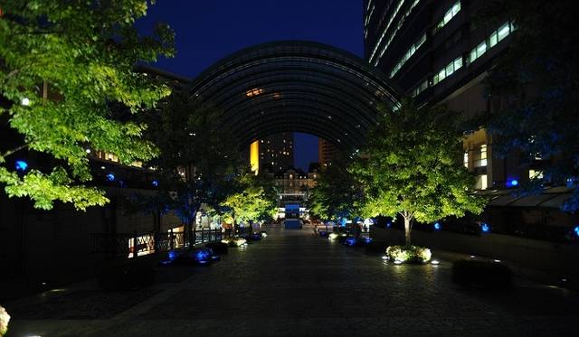 <strong>BOMBAY SAPPHIRE BLUE OASIS BAR｜ボンベイサファイア　ブルーオアシスバー</strong>　7月28日(土)～8月26日(日)の毎週土曜日・日曜日に映画を無料上映するイベント、「スターライトシネマ2012」に合わせてオープン