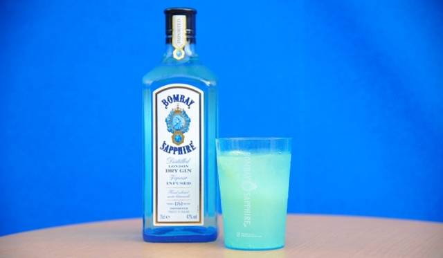 <strong>BOMBAY SAPPHIRE BLUE OASIS BAR｜ボンベイサファイア　ブルーオアシスバー</strong>　サファイア コリンズ　600円