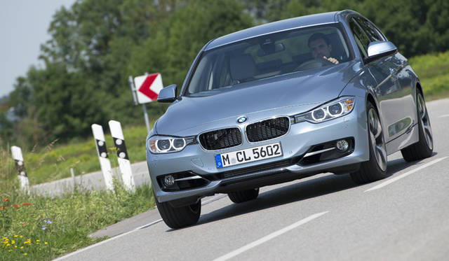 <strong>BMW ActiveHybrid 3｜ビー・エム・ダブリュー アクティブ ハイブリッド 3</strong></br>アクティブハイブリッド3は、「平成27年度燃費基準+20%」および「平成17年排出ガス基準75%低減レベル（★★★★低排出ガス車）」を達成し、エコカー減税により自動車取得税および重量税が100%減税される予定だ。