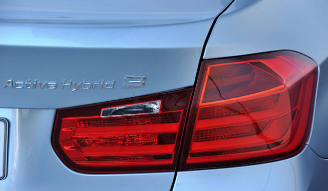 <strong>BMW ActiveHybrid 3｜ビー・エム・ダブリュー アクティブ ハイブリッド 3</strong></br>トランクリッド右側とCピラーには「ActiveHybrid 3」のバッジが備わる。
