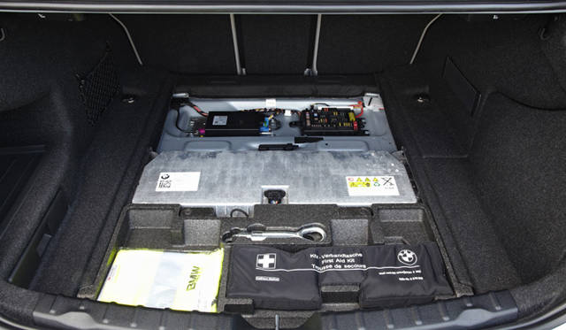 <strong>BMW ActiveHybrid 3｜ビー・エム・ダブリュー アクティブ ハイブリッド 3</strong></br>荷室フロアの下に搭載されるリチウムイオンバッテリー。電力だけでの走行に必要なエネルギーを供給することにより、最長で3～4kmの距離をゼロエミッションで走行することが可能だ。