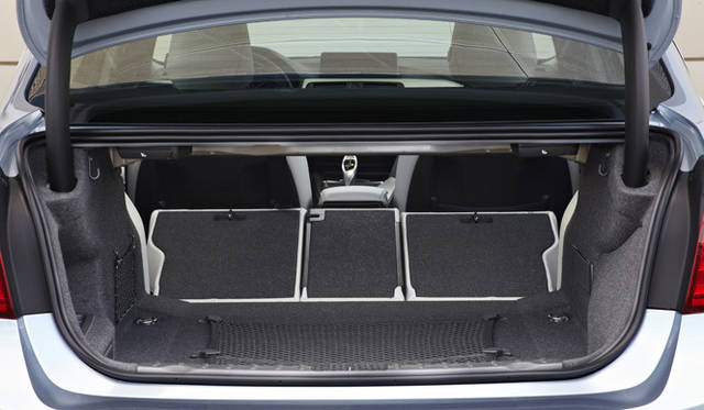 <strong>BMW ActiveHybrid 3｜ビー・エム・ダブリュー アクティブ ハイブリッド 3</strong></br>ラゲッジルーム容量は、セダンとして十分な390リッターを確保。40:20:40の分割可倒式リヤシートにくわえ、スルーローディングシステムを備える。