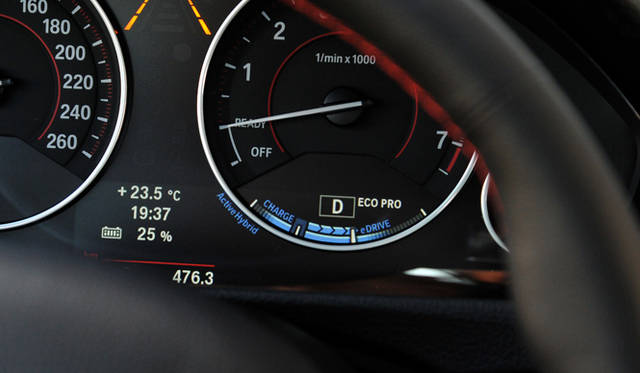 <strong>BMW ActiveHybrid 3｜ビー・エム・ダブリュー アクティブ ハイブリッド 3</strong></br>レブカウンターの下部には、ドライブモード、電気モーターのブースト機能、エネルギー回生の様子が表示される。