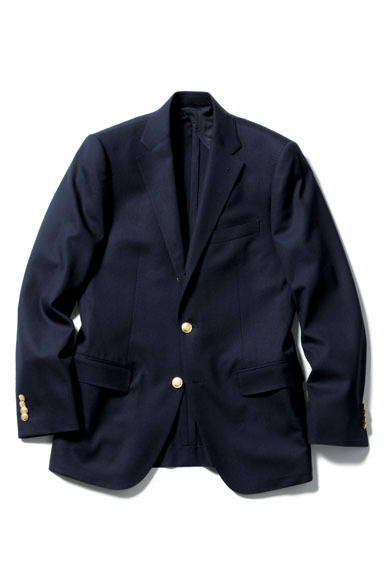 <strong>SOPH.｜ソフ</strong>　ウールにポリウレタンを混紡したストレッチ生地を用いた、観音仕立てのブレザー。メタルボタンとカジュアルなフラップポケットが特徴で、オールシーズンでの着用が可能。6万6150円（SOPHNET.）