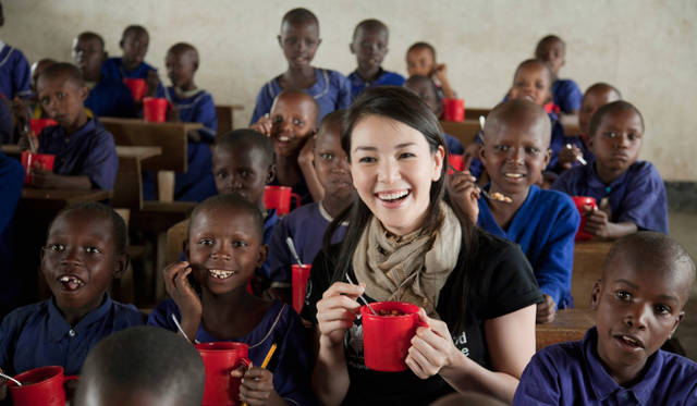 <strong>国連WFPの学校給食プログラム</strong>　WFPオフィシャルサポーターの知花くららさんが、じっさいに支援がおこなわれているアフリカ・タンザニアの小学校を訪問　©ACジャパン