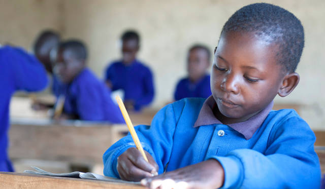 <strong>国連WFPの学校給食プログラム</strong>　空腹が満たされると、子どもたちも集中して勉強ができるようになる　©Mayumi.R