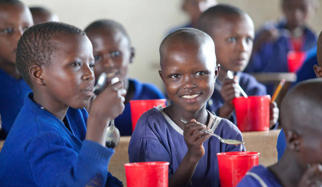 <strong>国連WFPの学校給食プログラム</strong>　この学校給食プログラムは、子ども一人につき、1日およそ30円で栄養たっぷりの食事を届けることができる　©Mayumi.R