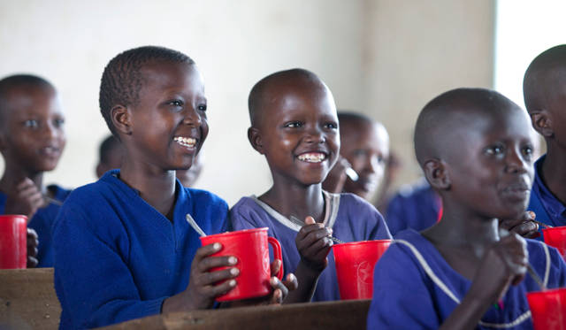 <strong>国連WFPの学校給食プログラム</strong>　世界のおよそ60カ国2000万人以上に、プログラムの象徴でもある“赤いカップ”に入った給食を届けている　©Mayumi.R