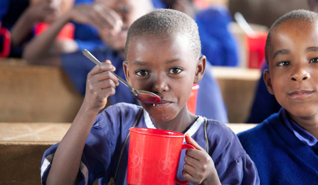 <strong>国連WFPの学校給食プログラム</strong>　世界のおよそ60カ国2000万人以上に、プログラムの象徴でもある“赤いカップ”に入った給食を届けている　©Mayumi.R