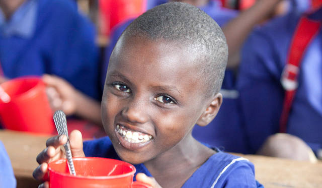 <strong>国連WFPの学校給食プログラム</strong>　この“赤いカップ”に入った給食。子どもたちの空腹を満たすだけではなく、出席率アップにも一役買っている　©Mayumi.R