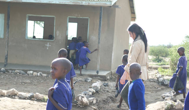 <strong>国連WFPの学校給食プログラム</strong>　モデルの知花くららさんは、2007年からWFPオフィシャルサポーターとして活動している　©Mayumi.R