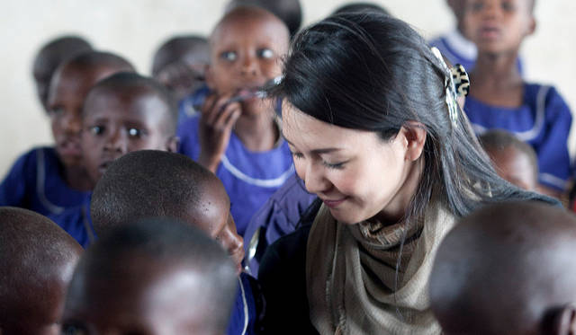 <strong>国連WFPの学校給食プログラム</strong>　子どもたちの現状をつぶさに目の当たりにするとともに、新広告キャンペーンの撮影もおこなった　©Mayumi.R