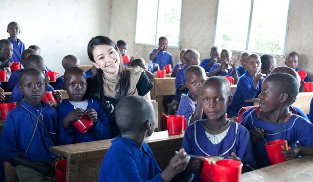 <strong>国連WFPの学校給食プログラム</strong>　帰国後、知花さんは「給食支援がはじまってから出席率も上がって、成績も伸びたと校長先生もおっしゃっていて」と支援の効果について語った　©Mayumi.R