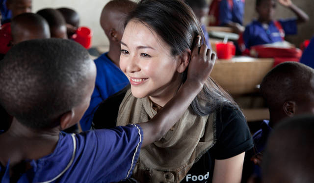 <strong>国連WFPの学校給食プログラム</strong>　「子どもたちは夢中になって給食を食べていました。給食が教育の呼び水となってひろがっていく様子が見えて、すごくうれしい」と、給食が子どもたちの将来の希望につながっていることを報告した　©WFP/Jen Kunz