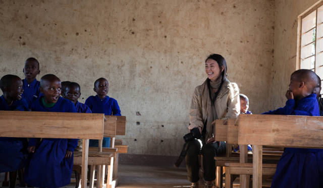 <strong>国連WFPの学校給食プログラム</strong>　新広告のキャッチフレーズは「赤いカップの給食から、子どもたちの未来がひろがります」　©WFP/Jen Kunz