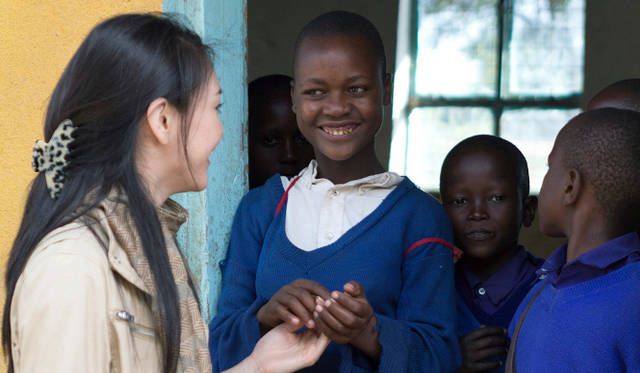 <strong>国連WFPの学校給食プログラム</strong>　新広告で、知花さんは「国連WFPの給食は栄養たっぷり。食べられる、だから学べる。国連WFPの『学校給食プログラム』を応援してください」と呼びかけ、子どもたちへの支援の必要性を伝えている　©Mayumi.R
