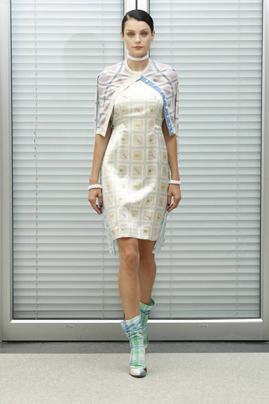 　2013年春夏プレコレクション　© Dan and Corina Lecca