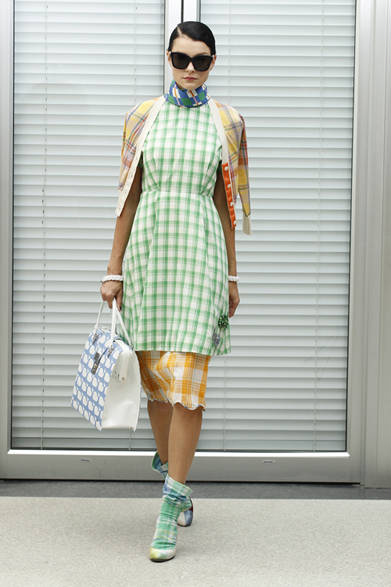 　2013年春夏プレコレクション　© Dan and Corina Lecca