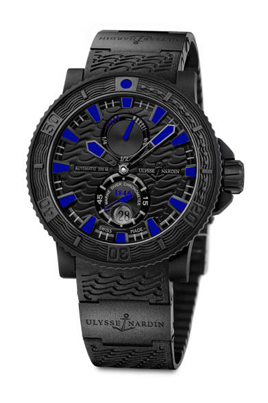1900年代の発表以来、変わることのないユリス・ナルダンのマリンクロノメーターのデザイン。新作「ブラックシー ブルーインデックス」は、その伝統を引き継ぎながら、SS素材のケースにマットブラックコーティングをほどこし、静観な顔つきとなって登場。インデックスと針にはブランドカラーのブルーが配され、バックルにはセラミックとチタンを採用。見た目の印象だけでなく、素材にも拘ったタイムピースだ。<br /><br /><strong>ブラックシー ブルーインデックス</strong><br />102万9000円<br />自動巻き、直径45.8mm、SS、200m防水、12時位置にパワーリザーブ表示、6時位置にスモールセコンド<br /><br />DKSHジャパン株式会社<br />Tel. 03-5441-4515<br />http://www.ulysse-nardin.com