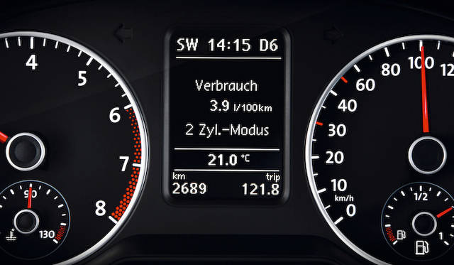 <strong>Volkswagen Polo BlueGT｜フォルクスワーゲン ポロ ブルーGT</strong><br />気筒休止中には、ディスプレイに表示される（写真はドイツ語表記）