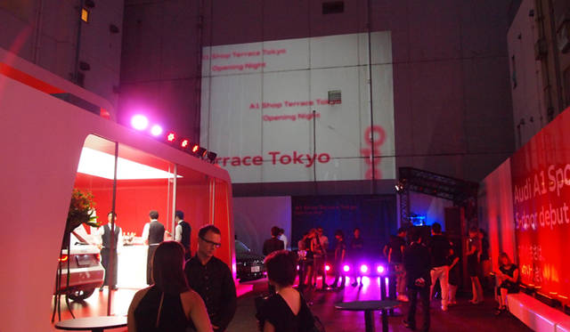 <strong>A1 Shop Terrace Tokyo</strong><br />オープニングパーティはこのあと 多数のゲストが訪れ 大盛況となった