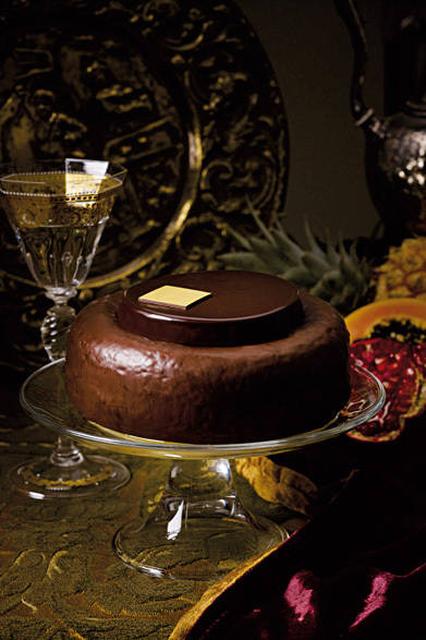 <strong>PIERRE HERMÉ PARIS│ピエール・エルメ・パリ</strong>　ババ キャレマン ショコラ　1人用：735 円、4～5人用：3360円