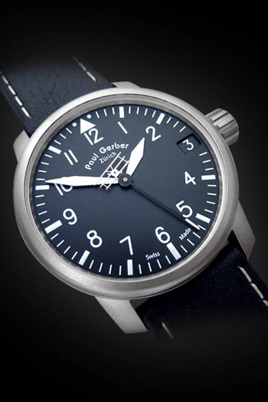 1950年にスイスで生まれ、時計師の資格を取得後、27歳で自身の工房をチューリッヒに立ち上げ、1996年に時計ブランドをスタートさせた独立時計師ポール・ゲルバーによるブランド。これまでにも世界で最もパーツ数の多いムーブメントや、木製の世界最小クロックでギネスに認定されたりと、個性的なアイテムを多く生み出している。彼の代表作でもある3ローター機構を備えた「モデル 42」が、今年はあたらしいダイアルデザインで登場。より品のある表情に仕上がった。<br /><br /><strong>モデル 42 ジャパン スペシャル パイロット</strong><br />89万7750円<br />自動巻き、直径42mm、チタニウム<br /><br />エムヴイ ホールセール・ディヴィジョン<br />Tel. 06-4963-5363