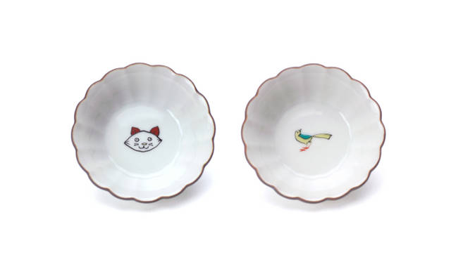 <strong>大日本市 伊勢丹店</strong>　「KUTANI SEAL（クタニシール）」の特徴は、ポップで親しみやすいデザイン。　「菊小鉢 子猫」（＝写真左） 1680円、「菊小鉢 小鳥」 1680円