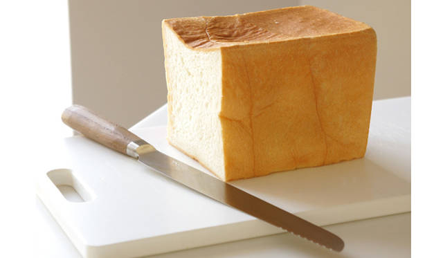 <strong>大日本市 伊勢丹店</strong>　新ブランド「タダフサ」のパン切り包丁は、切れ味が鋭く、パンの切り口がなめらかでパンくずがほとんど出ない、“波刃でない”パン切り包丁。柔らかいパンはつぶさずにすんなり、皮が硬いパンも、すっと切れるのが魅力だ